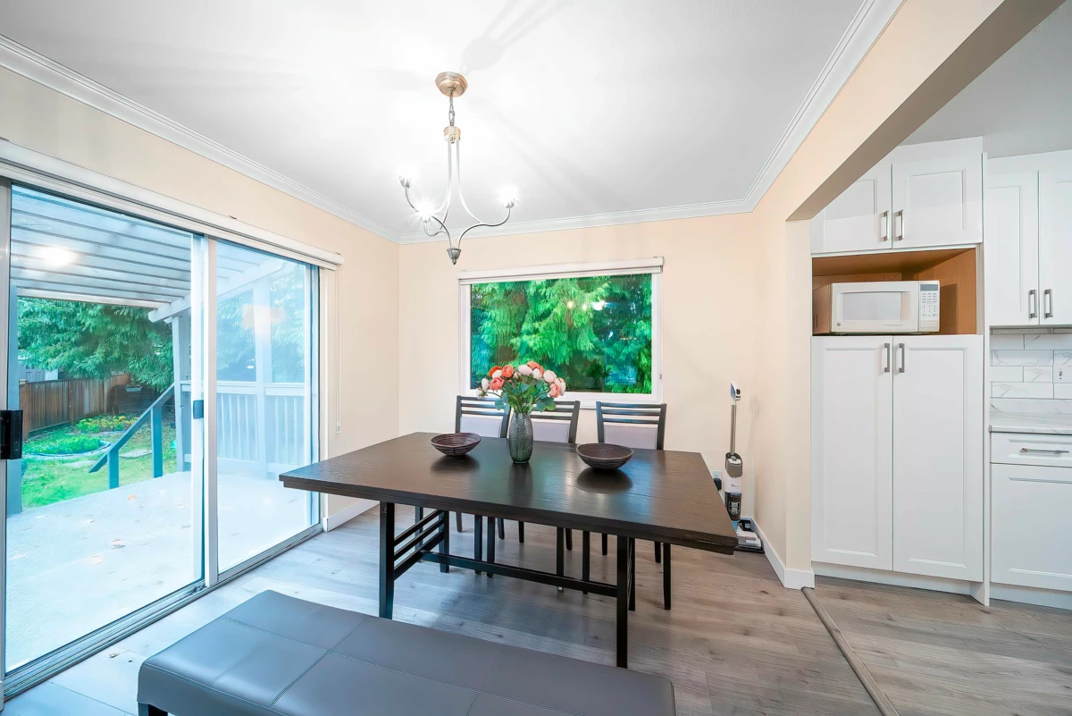 Kitchen Island Photo of 10123 158a Street, Surrey, BC