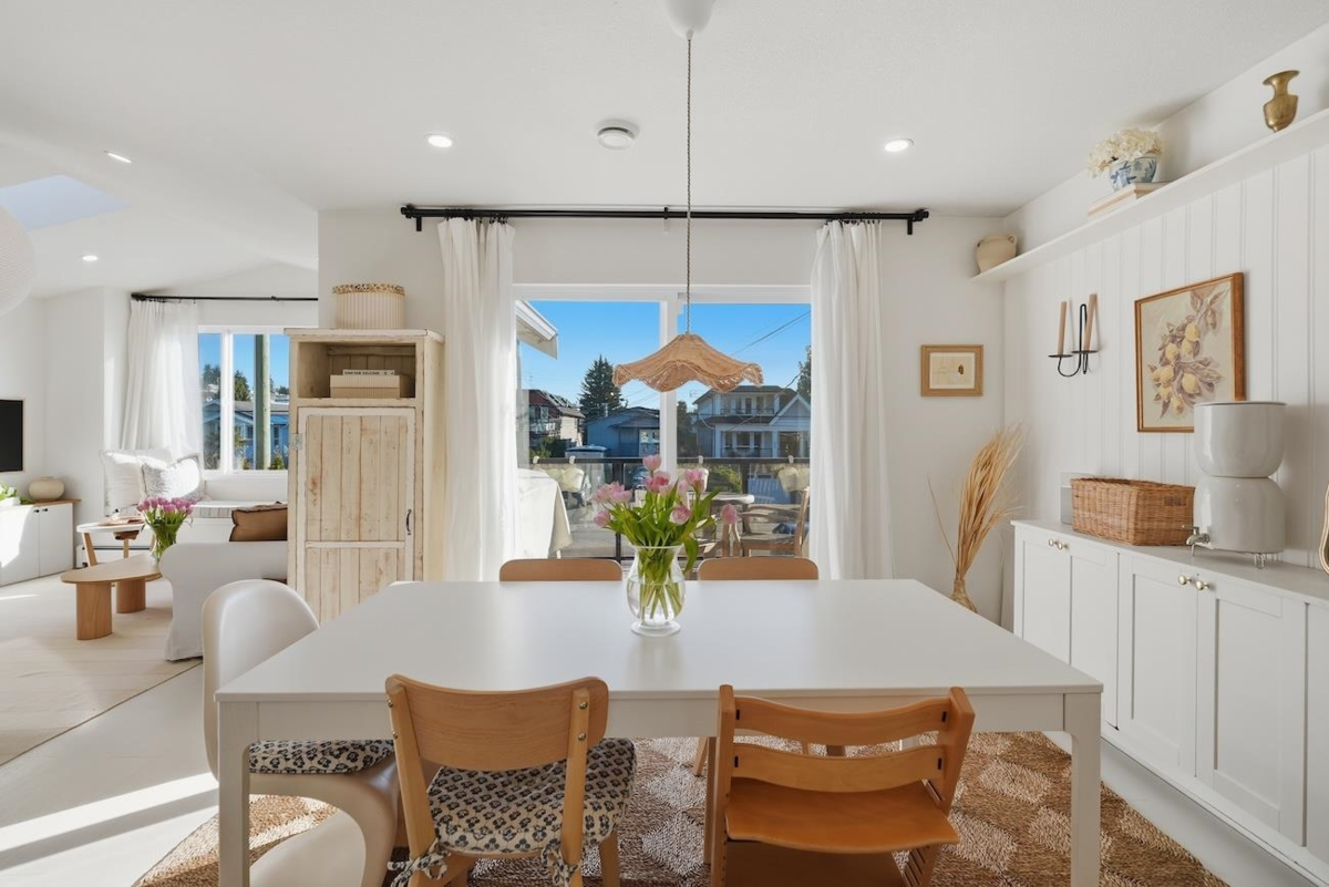 Breakfast Nook Photo of 863 Lee Street, White Rock, BC