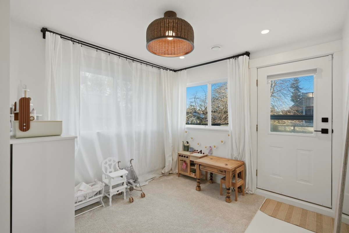 Entry Foyer Photo of 863 Lee Street, White Rock, BC