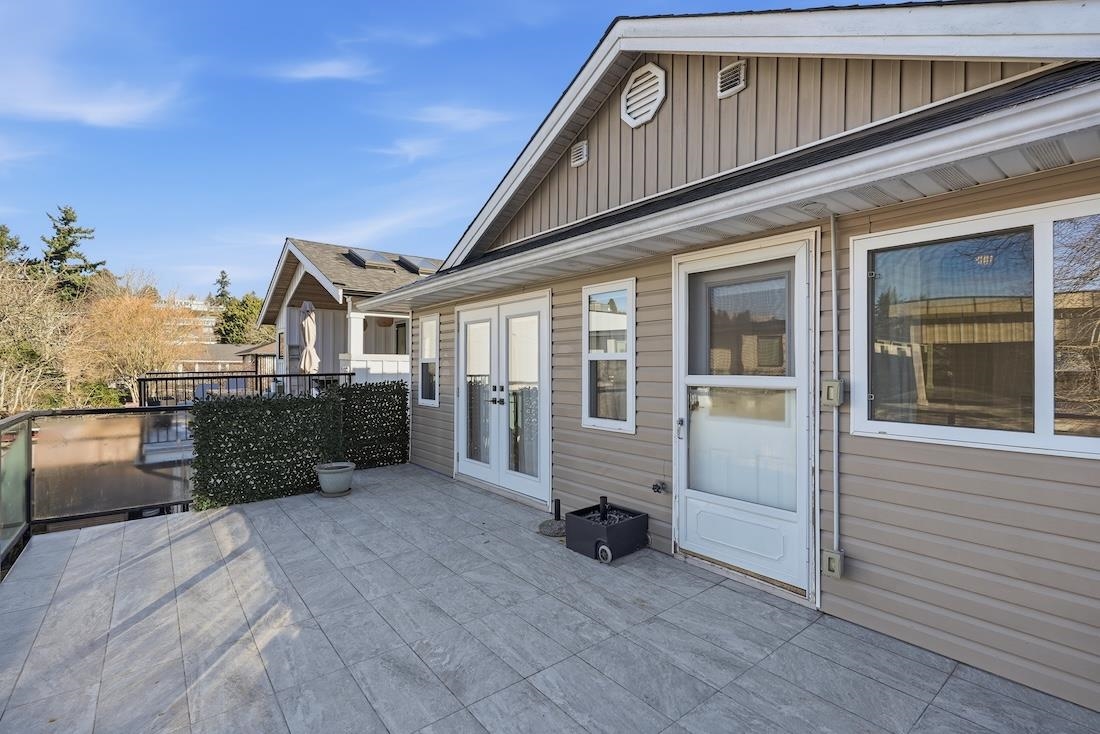 Hallway Photo of 863 Lee Street, White Rock, BC