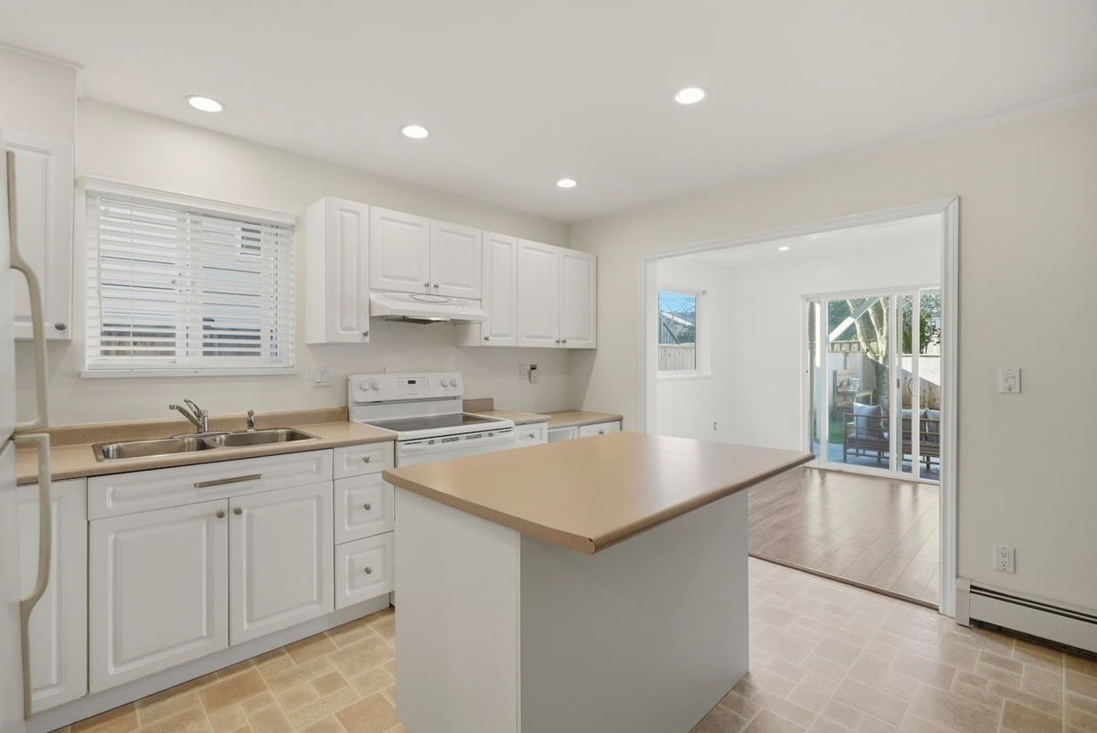 Hot Tub / Spa Photo of 863 Lee Street, White Rock, BC