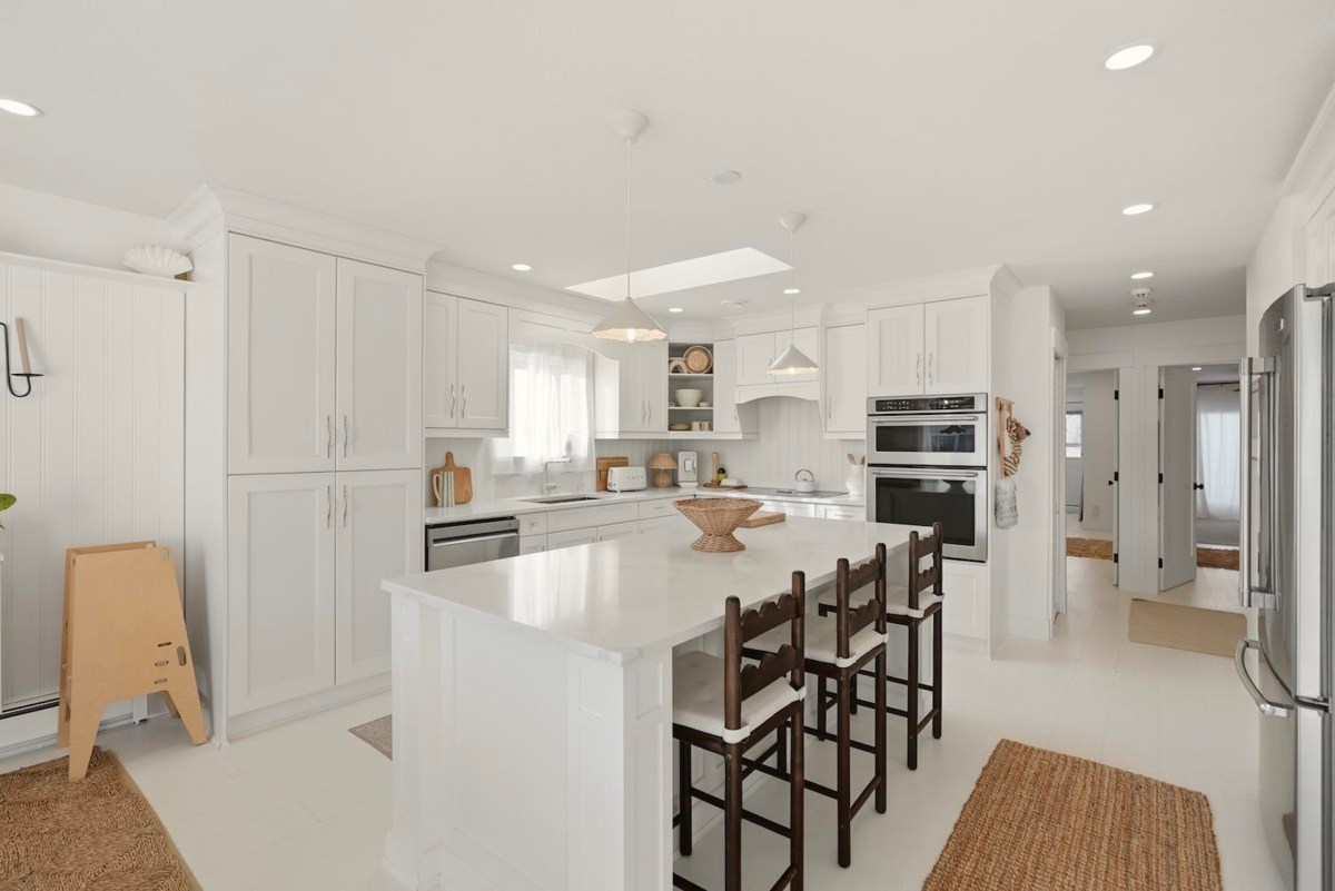 Kitchen Island Photo of 863 Lee Street, White Rock, BC