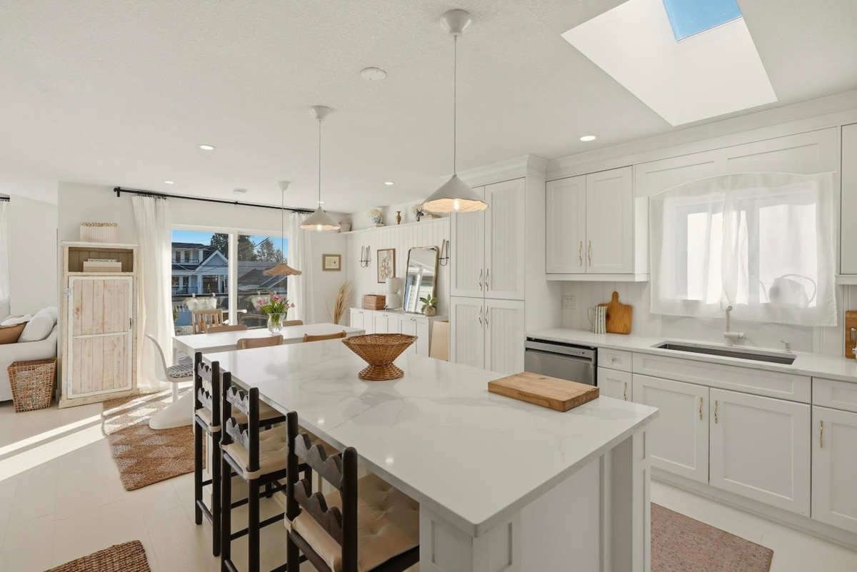 Kitchen Photo of 863 Lee Street, White Rock, BC