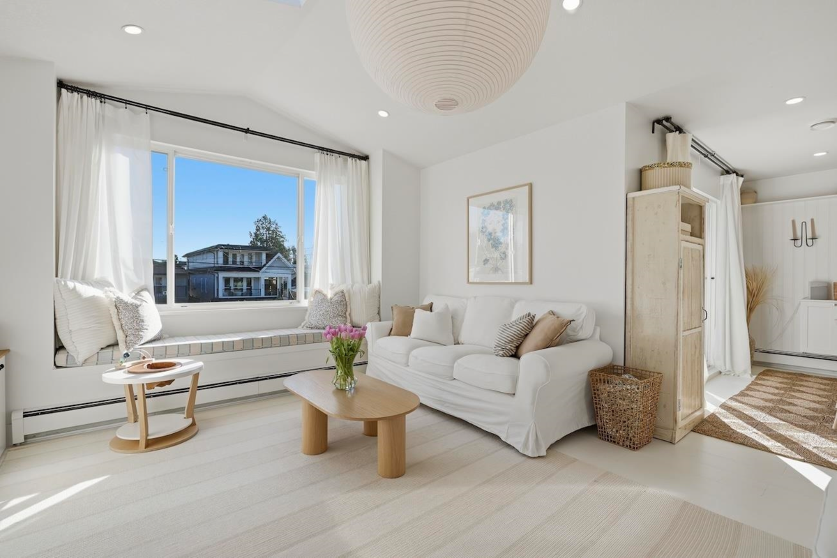 Walk-In Closet Photo of 863 Lee Street, White Rock, BC