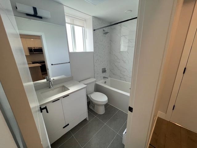 Kitchen Photo of 304 13458 95 Avenue, Surrey, BC