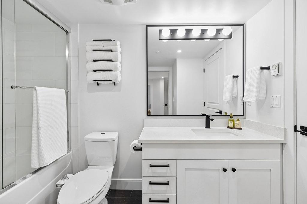 Entry Foyer Photo of 232 4550 Fraser Street, Vancouver, BC