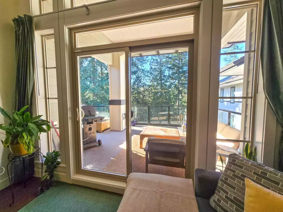 Dining Area Photo of 305 15145 36 Avenue, Surrey, BC