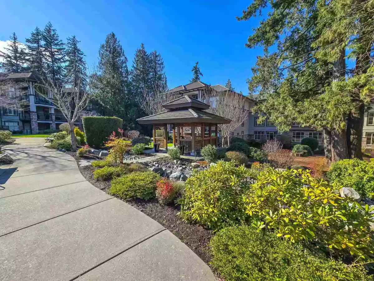 Front Yard Photo of 305 15145 36 Avenue, Surrey, BC