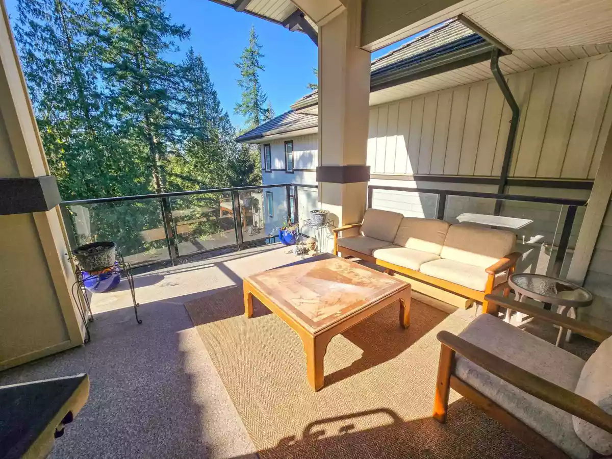 Kitchen Photo of 305 15145 36 Avenue, Surrey, BC