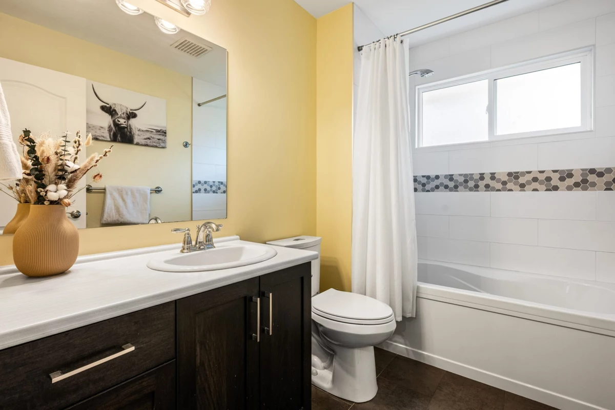 Hallway Photo of 46430 Edgemont Place, Chilliwack, BC