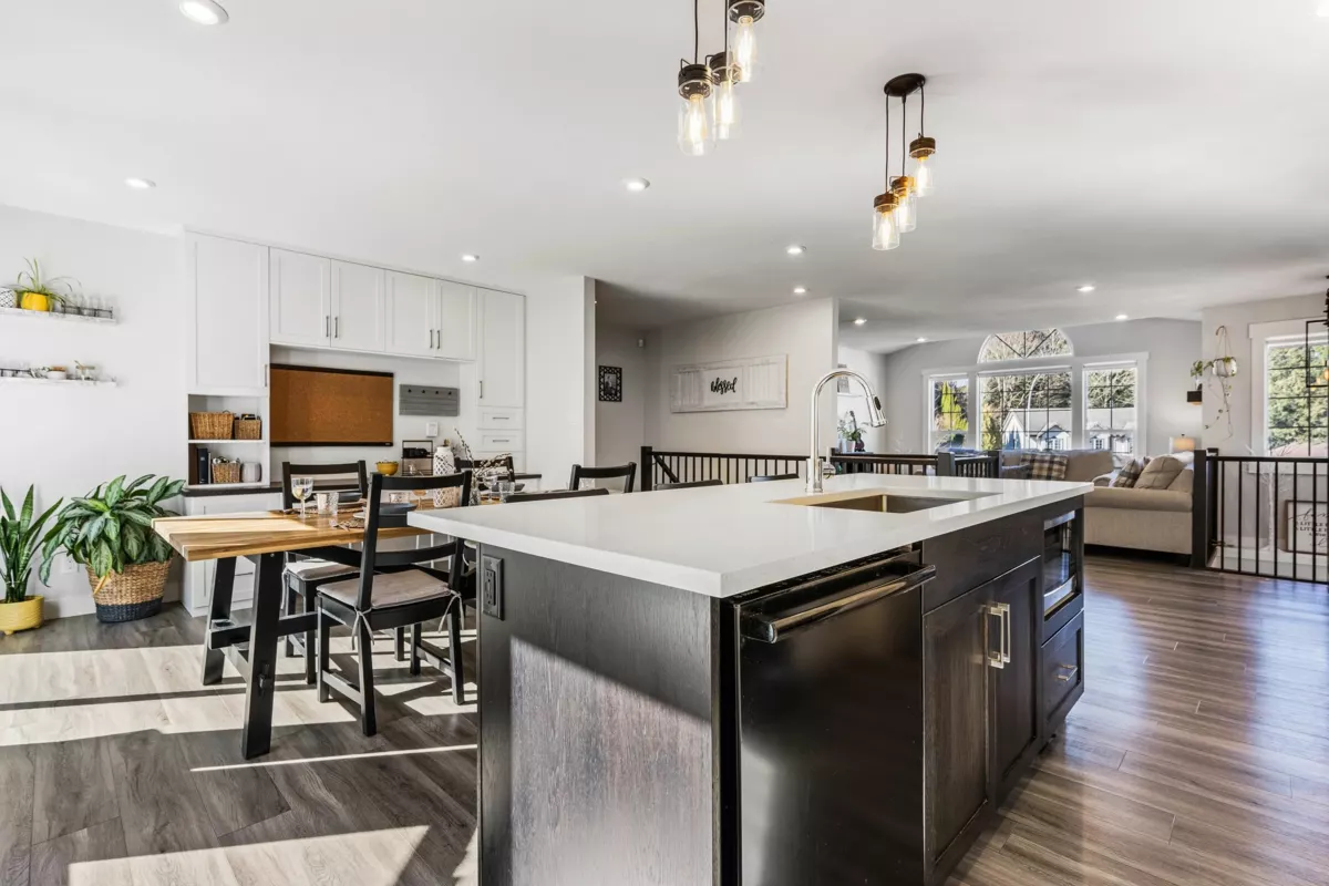 Walk-In Closet Photo of 46430 Edgemont Place, Chilliwack, BC