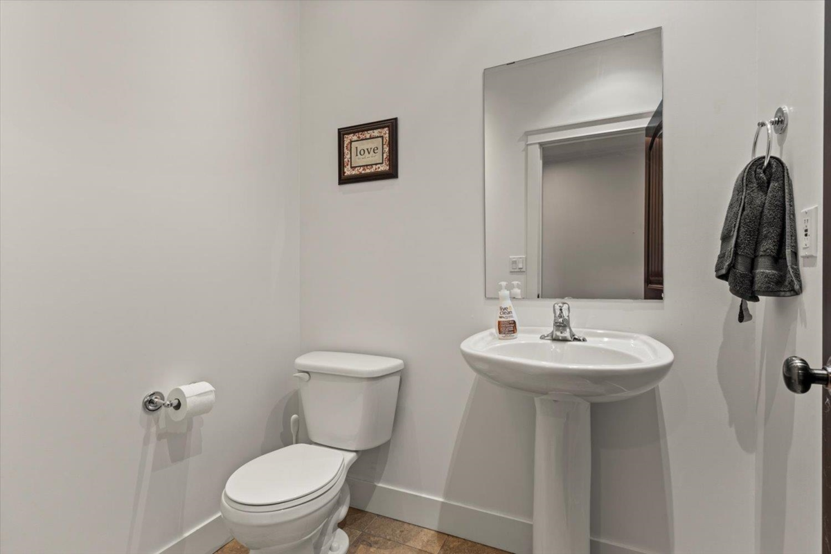 Kitchen Island Photo of 1 46212 Kermode Crescent, Chilliwack, BC
