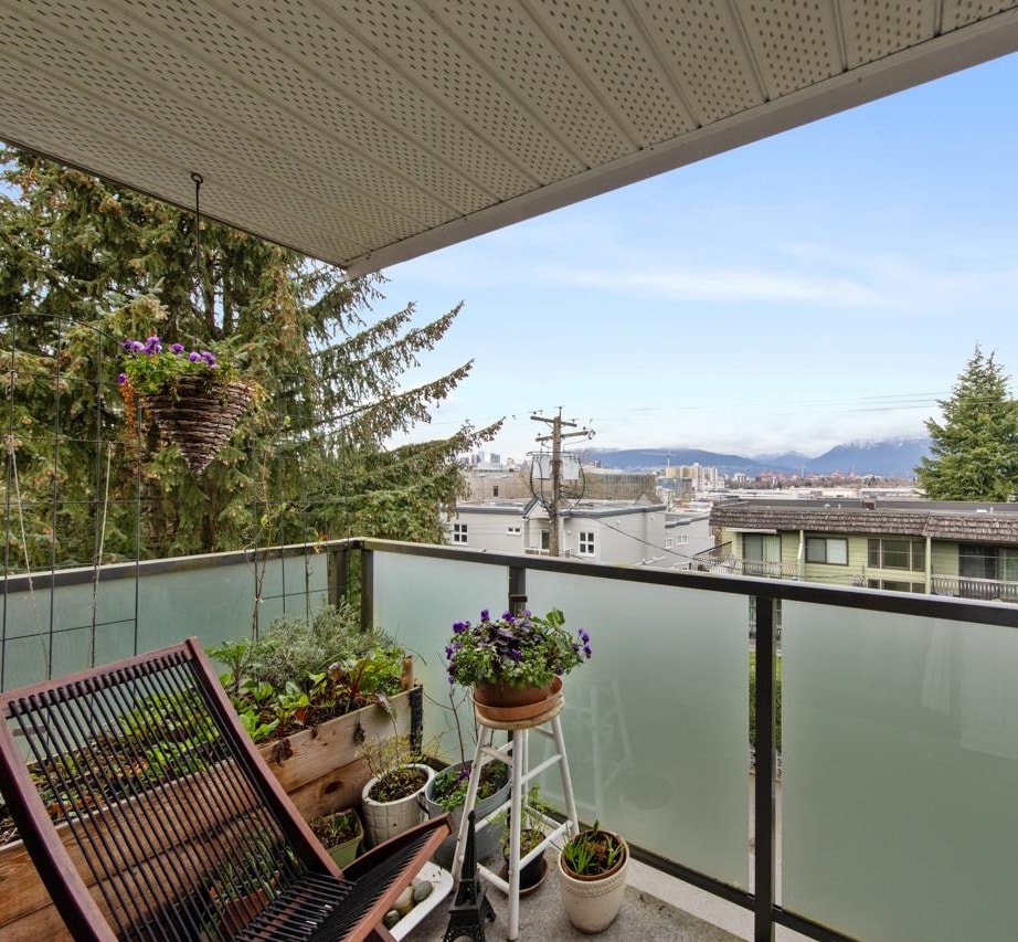 Walk-In Closet Photo of 314 665 E 6th Avenue, Vancouver, BC