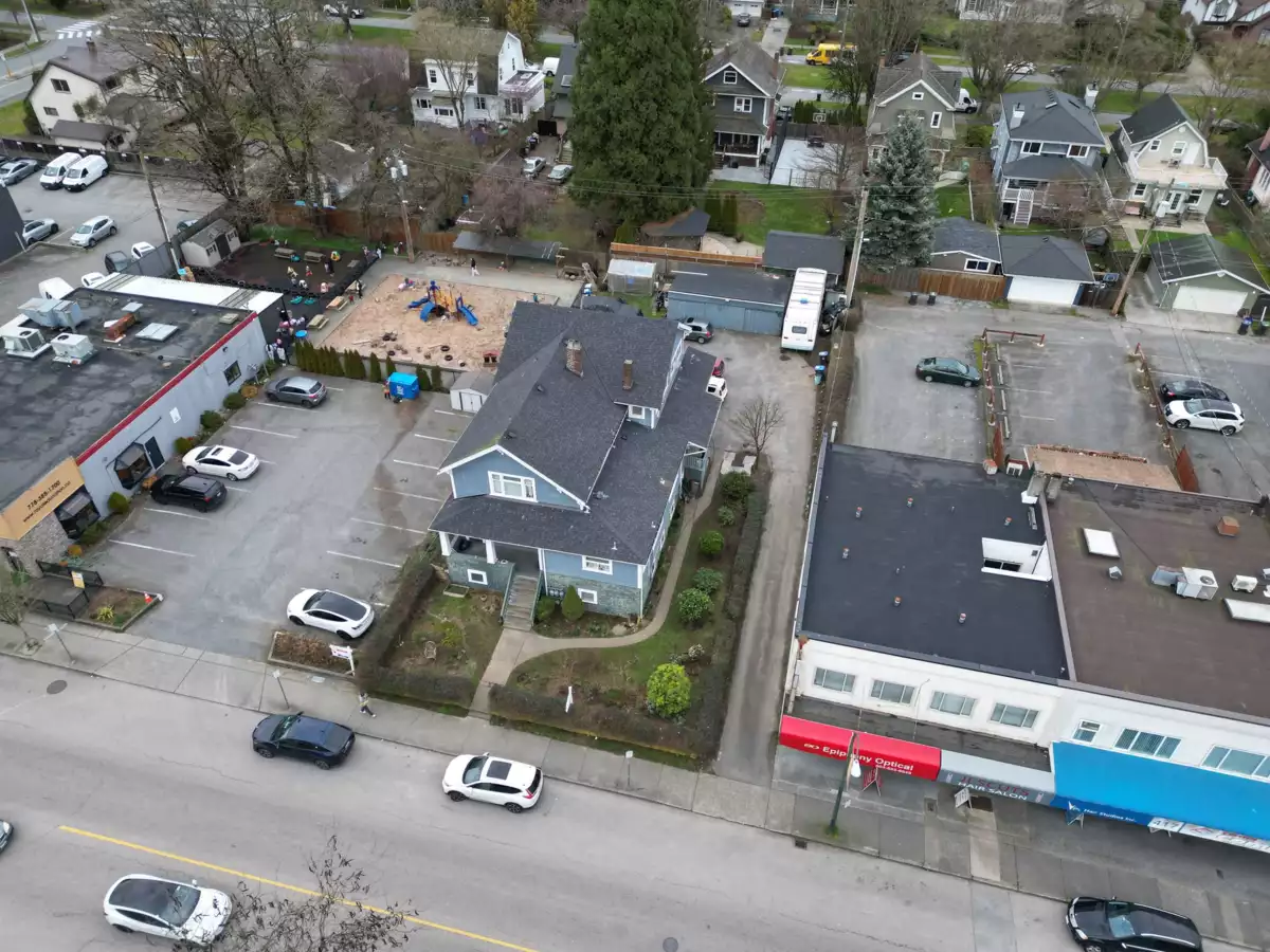Entry Foyer Photo of 423 Sixth Street, New Westminster, BC