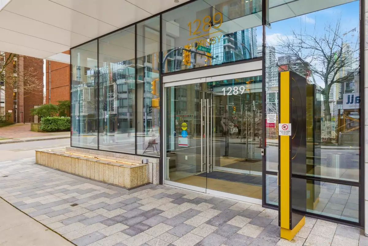 Backyard Photo of 1001 1289 Hornby Street, Vancouver, BC