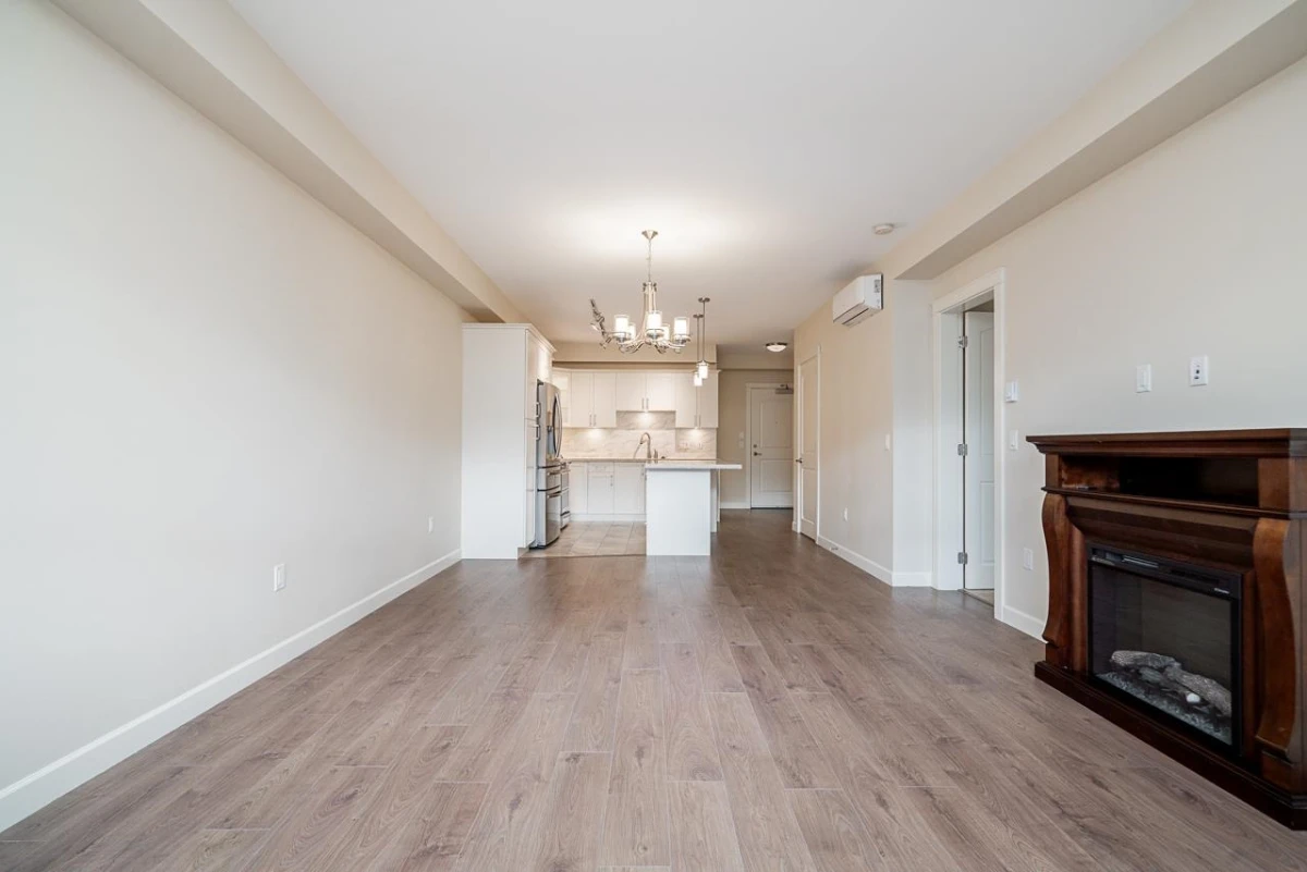 Walk-In Closet Photo of 210 14588 Mcdougall Drive, White Rock, BC