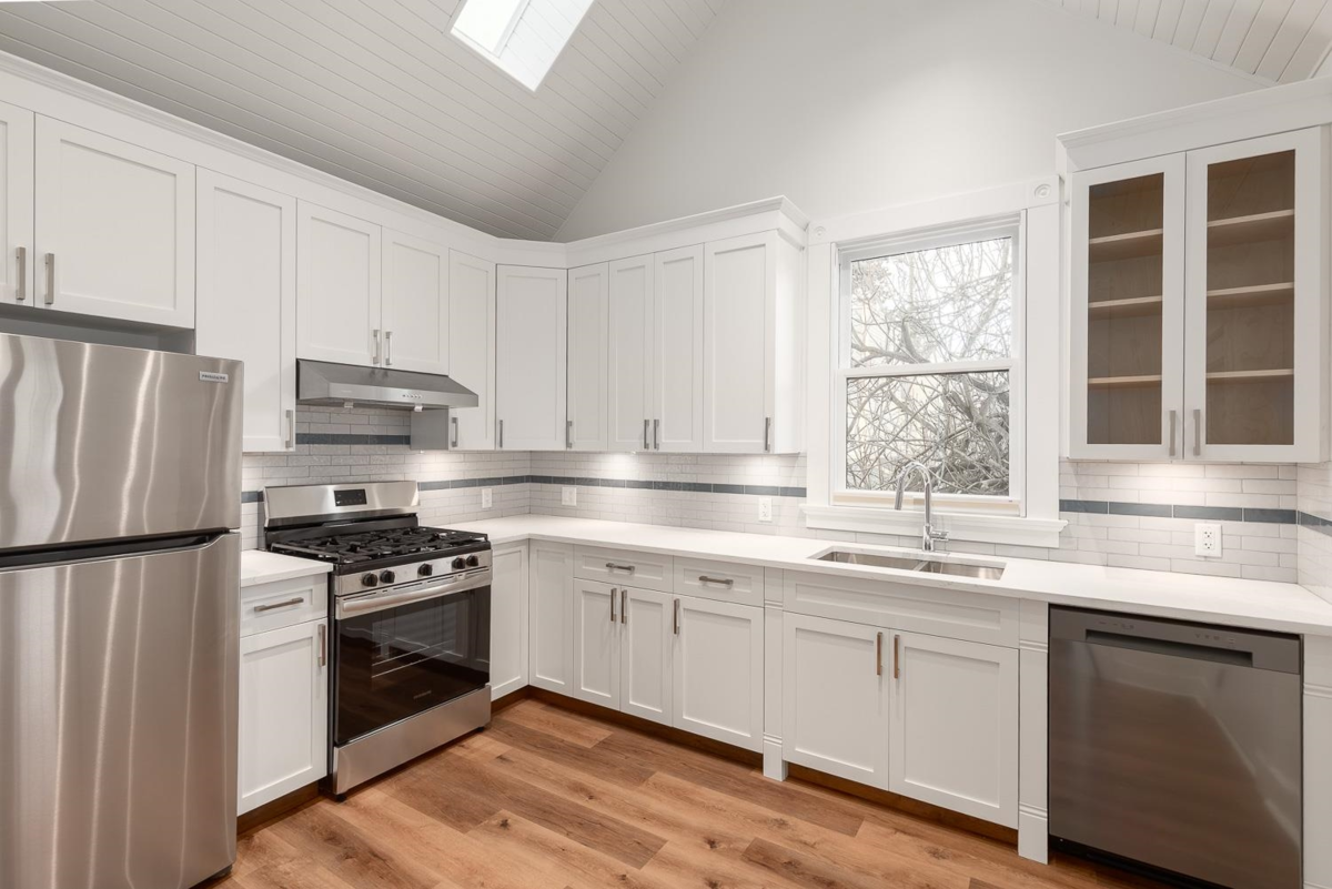 Kitchen Island Photo of 795 Keefer Street, Vancouver, BC