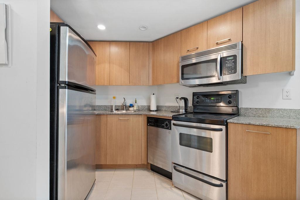 Kitchen Photo of 603 1212 Howe Street, Vancouver, BC