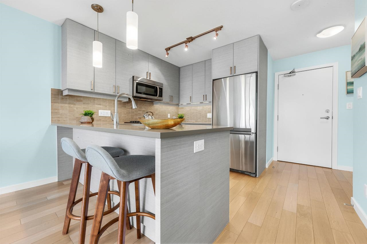 Kitchen Island Photo of 909 7117 Elmbridge Way, Richmond, BC