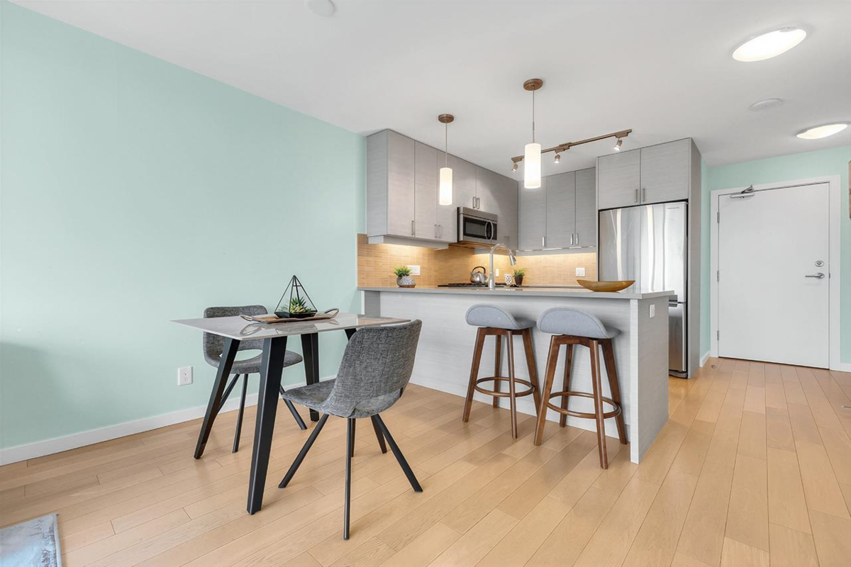 Kitchen Photo of 909 7117 Elmbridge Way, Richmond, BC