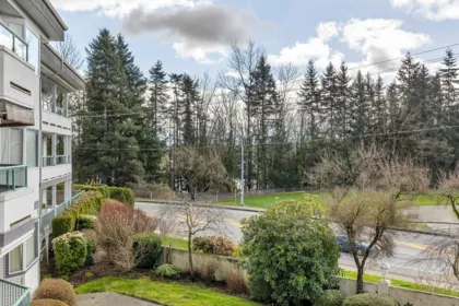 Backyard Photo of 225 2451 Gladwin Road, Abbotsford, BC