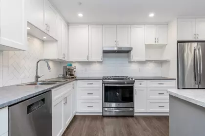 Kitchen Island Photo of 225 2451 Gladwin Road, Abbotsford, BC