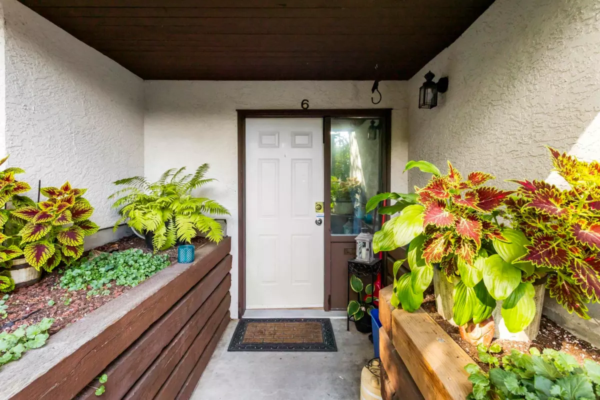 Dining Area Photo of 6 340 Ginger Drive, New Westminster, BC