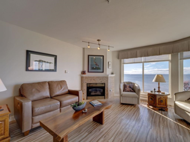Kitchen Photo of 205 5470 Inlet Avenue, Sechelt, BC