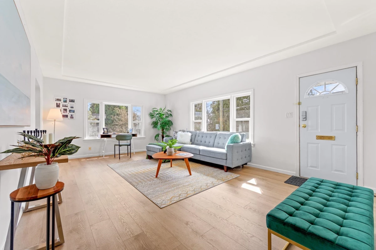 Living Room Photo of 341 Sherbrooke Street, New Westminster, BC