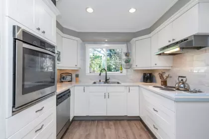 Kitchen Island Photo of 33715 Mayfair Avenue, Abbotsford, BC
