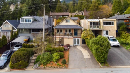 Hot Tub / Spa Photo of 272 E Osborne Road, North Vancouver, BC