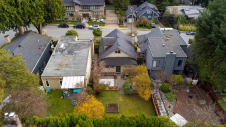 Swimming Pool Photo of 272 E Osborne Road, North Vancouver, BC