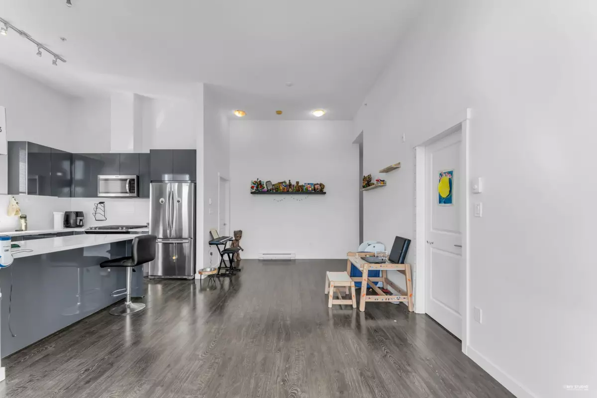 Family Room Photo of 425 15138 34 Avenue, Surrey, BC