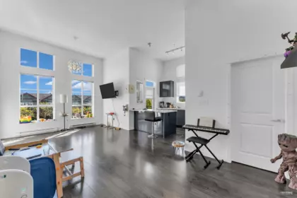 Kitchen Photo of 425 15138 34 Avenue, Surrey, BC