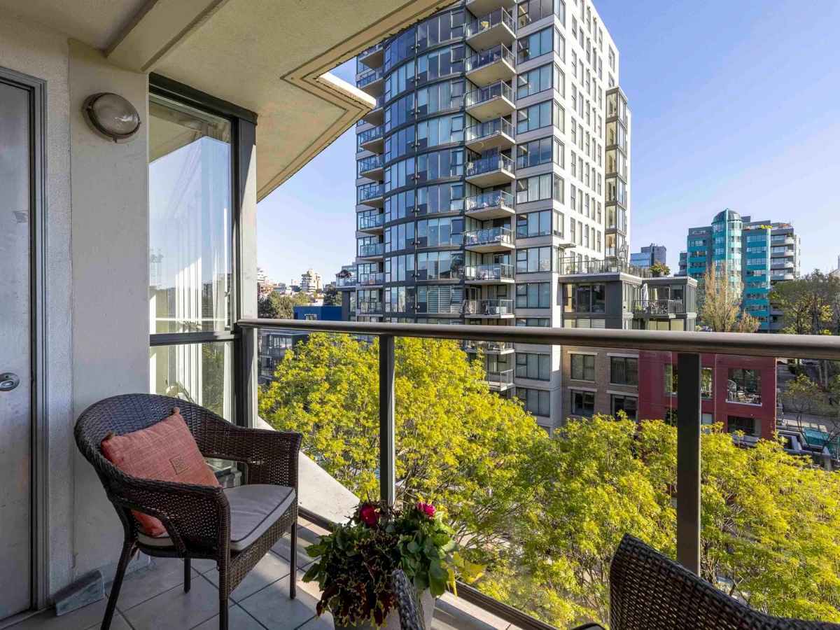 Dining Area Photo of 611 1425 W 6th Avenue, Vancouver, BC