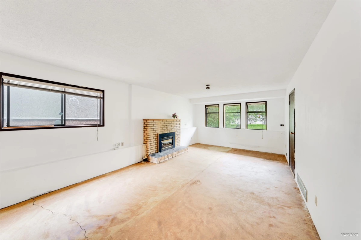 Dining Area Photo of 586 E 59th Avenue, Vancouver, BC