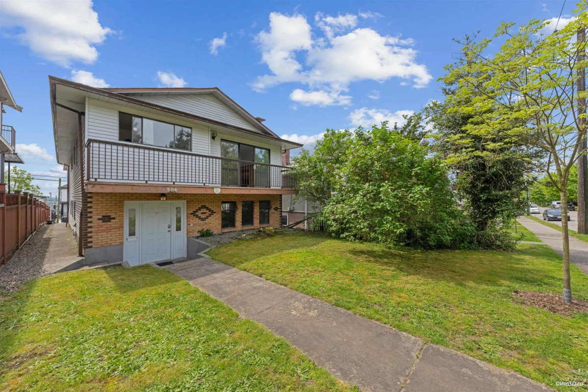 Exterior Rear Photo of 586 E 59th Avenue, Vancouver, BC