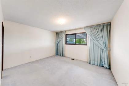 Swimming Pool Photo of 586 E 59th Avenue, Vancouver, BC