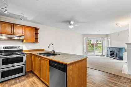 Kitchen Photo of 123 378 Esplanade Avenue, Harrison Hot Springs, BC
