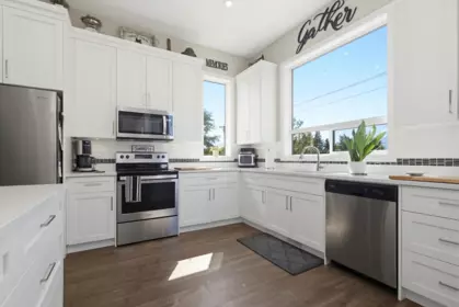 Kitchen Island Photo of 46143 Hope River Road, Chilliwack, BC