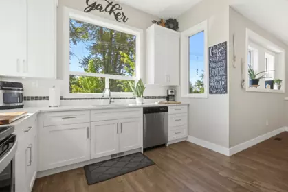 Kitchen Photo of 46143 Hope River Road, Chilliwack, BC