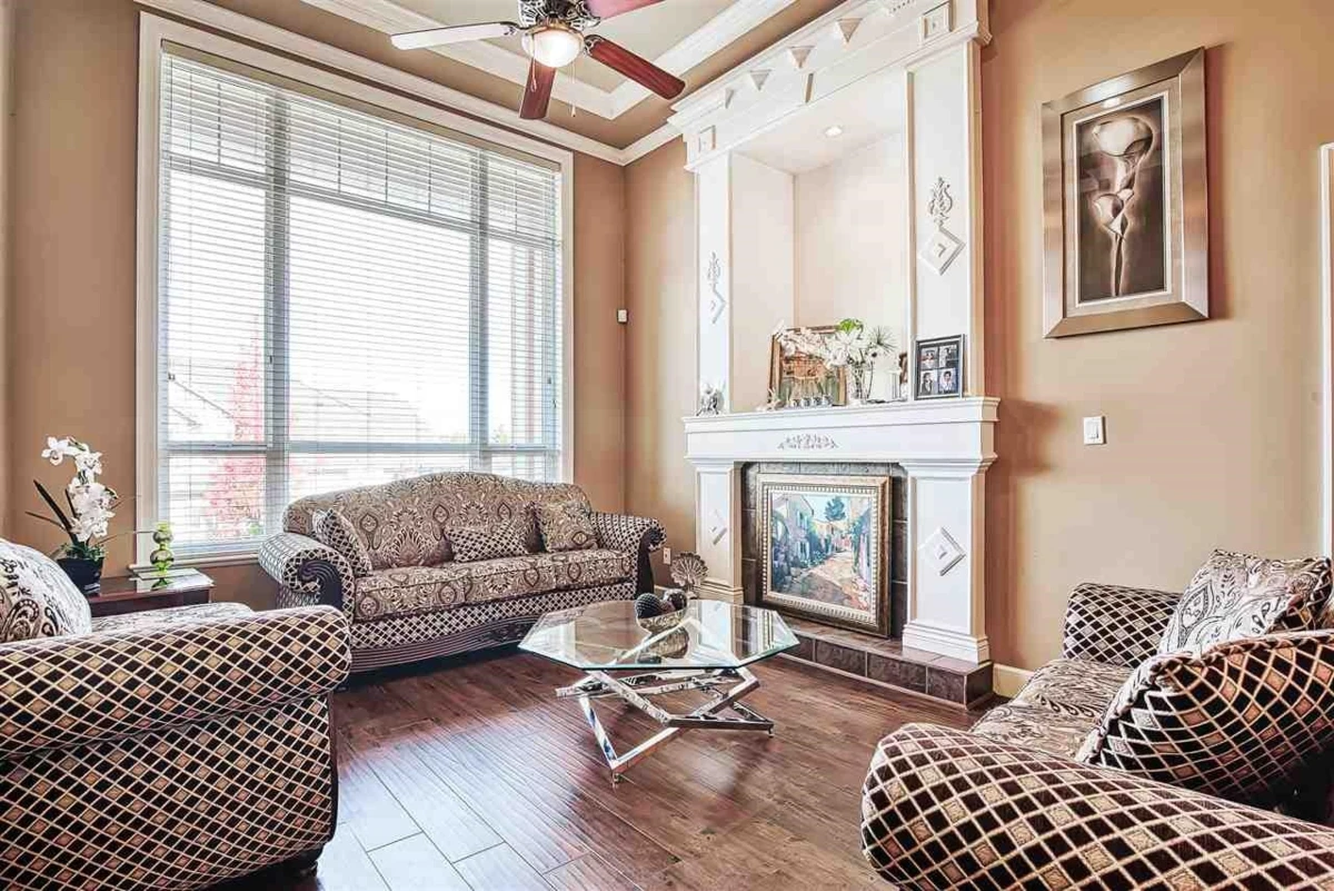 Living Room Photo of 14670 76a Avenue, Surrey, BC