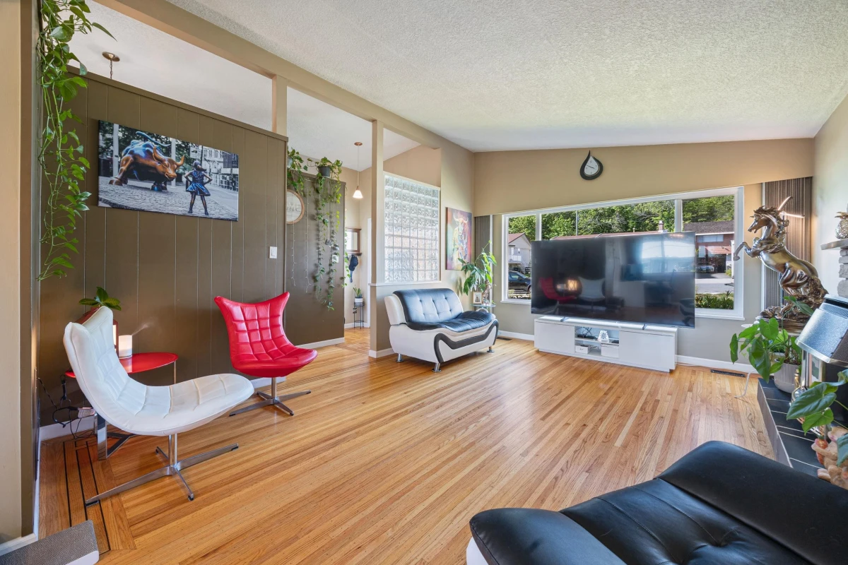 Dining Area Photo of 6890 Hycrest Drive, Burnaby, BC