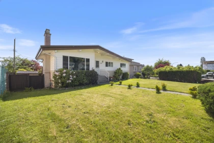 Front Yard Photo of 6890 Hycrest Drive, Burnaby, BC