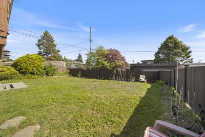 Garden / Landscaping Photo of 6890 Hycrest Drive, Burnaby, BC