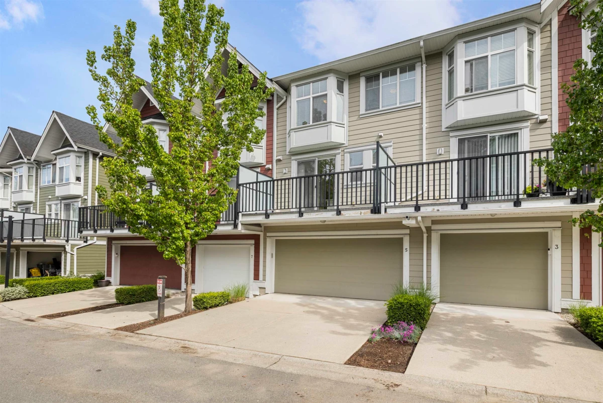 Living Room Photo of 5 20852 77a Avenue, Langley, BC