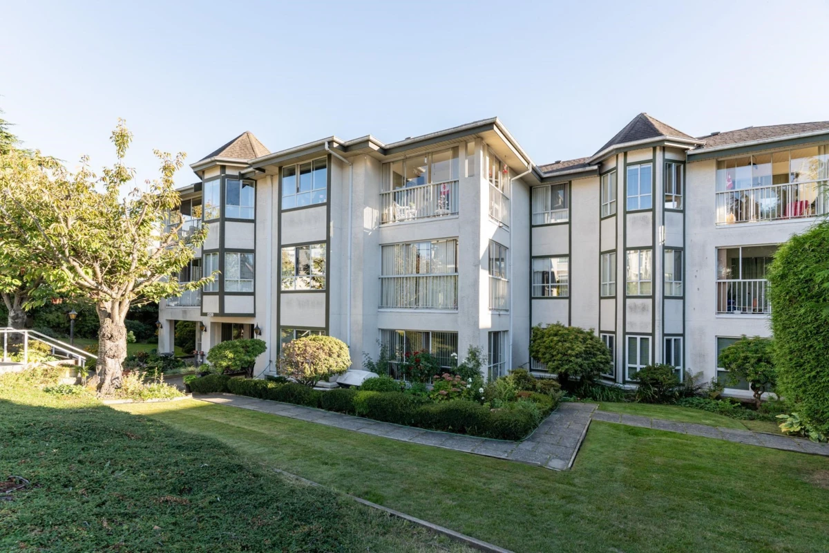 Living Room Photo of 204 15130 Roper Avenue, White Rock, BC
