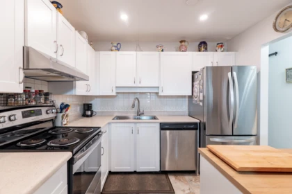 Kitchen Island Photo of 204 15130 Roper Avenue, White Rock, BC