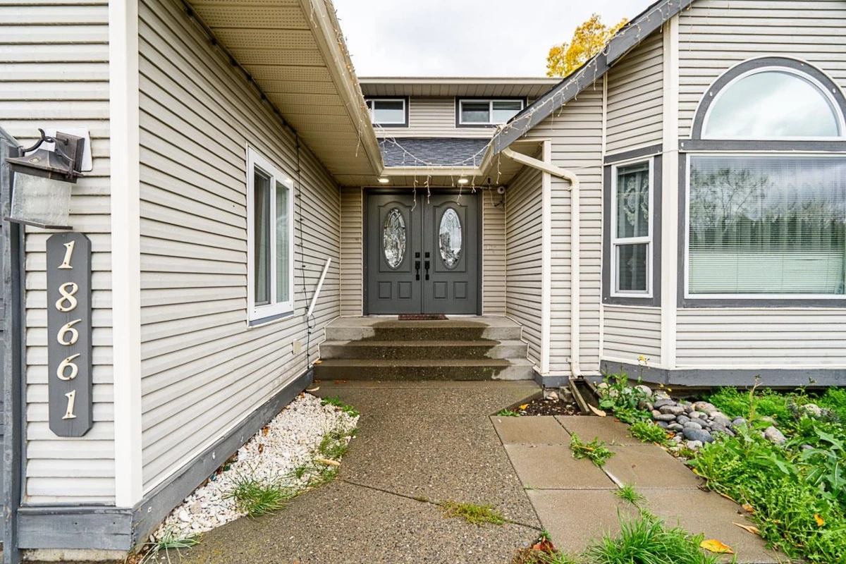 Living Room Photo of 18661 56 Avenue, Surrey, BC