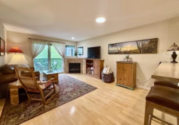 404 5631 Inlet Avenue, Sechelt, BC